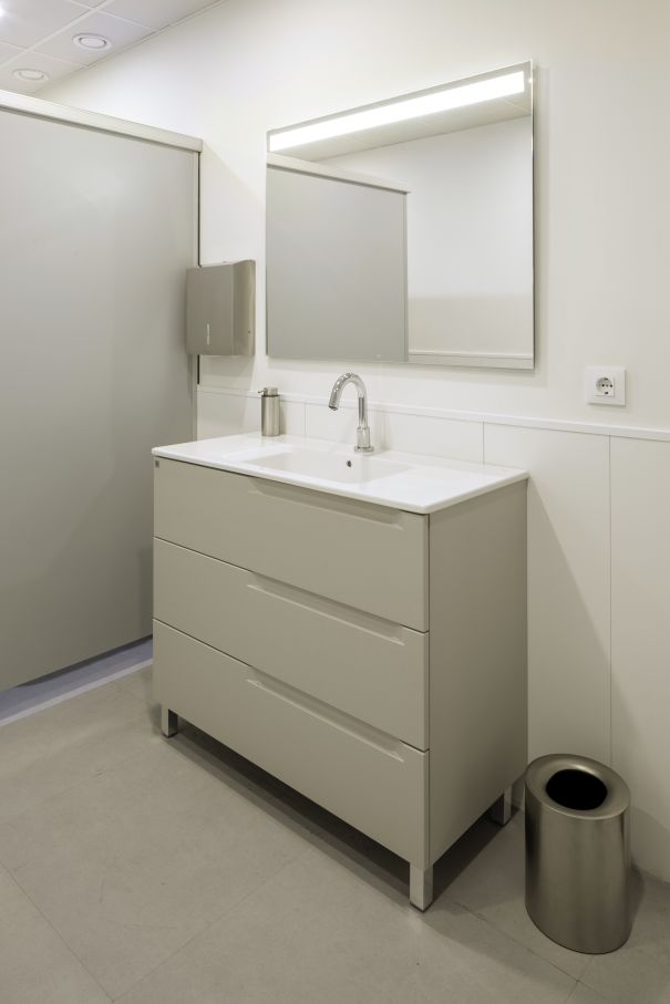 Essas soluções incluem vasos sanitários, torneiras e chuveiros inteligentes, todos integrados de forma harmoniosa ao Roca Connect, a estrutura de banheiro inteligente baseada em nuvem da marca e a plataforma digital que permite o controle em tempo real dos produtos inteligentes da Roca. A equipe pode capturar e monitorar informações importantes e padrões de comportamento nas instalações do banheiro, incorporando a tecnologia IoT. O objetivo dessa abordagem colaborativa é otimizar os custos de manutenção e limpeza, enquanto promove uma abordagem consciente para a conservação da água. Crédito da foto principal: Samo Vidic / Alinghi Red Bull Racing / Red Bull Content. Crédito das outras fotos: Roca/Antonio Navarro.12