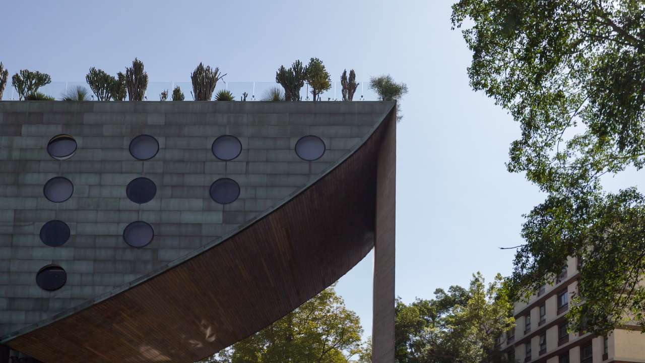 Projetado pelo arquiteto brasileiro Ruy Ohtake em 2002, o Hotel Unique é um dos prédios mais emblemáticos da arquitetura paulistana. Impossível não se encantar com as linhas curvas e a geometria provocativa, que se destacam na movimentada Avenida Brigadeiro Luís Antônio. Além disso, se hospedar no Unique é uma experiência única, com seus interiores modernos e que privilegiam vistas incríveis da cidade. Com o objetivo de modernizar as suítes enquanto prestigiava as linhas desenhadas pelo grande mestre Ohtake, sob o conceito de menos é mais, as 84 suítes do hotel passaram por uma renovação de interiores, sob o comando do também arquiteto brasileiro João Armentano. Para elevar ainda mais os padrões de luxo e sofisticação, o profissional elegeu as cubas, monocomandos, bacias sanitárias, chuveiros, duchas manuais e acessórios Roca. Cada peça foi cuidadosamente selecionada para complementar a atmosfera de aconchego e sofisticação proporcionando uma experiência de bem-estar incomparável. Crédito das fotos: Raquel Toth e Vivi Spaco