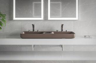 Bancada dupla da Roca garante versatilidade e individualidade em banheiros compartilhados 