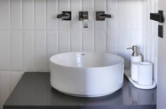 Coleções Horizon e Inspira, da Roca, levam leveza e sofisticação para banheiros em projeto da arquiteta Vanessa Ribeiro 