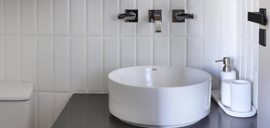Coleções Horizon e Inspira, da Roca, levam leveza e sofisticação para banheiros em projeto da arquiteta Vanessa Ribeiro 